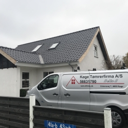 Køge Tømrerfirma bil foran hus med nyt tag.