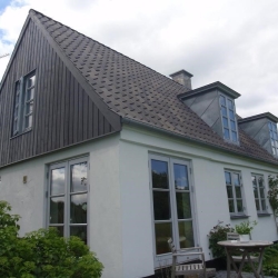 Bondehus med renoveret tag
