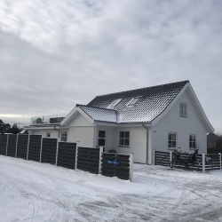 Hus om vinteren med nyt tag.