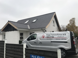 Køge Tømrerfirma bil foran hus med nyt tag.